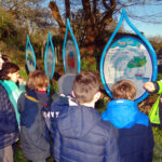 Les élèves de l'école Notre Dame de Kérinec de Poullan-sur-Mer plantent des arbres pour améliorer la qualité de l’eau.