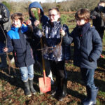 Les élèves de l'école Notre Dame de Kérinec de Poullan-sur-Mer plantent des arbres pour améliorer la qualité de l’eau.