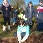 Les élèves de l'école Notre Dame de Kérinec de Poullan-sur-Mer plantent des arbres pour améliorer la qualité de l’eau.