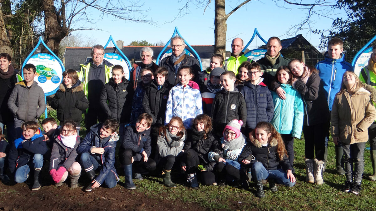 Les élèves de l'école Notre Dame de Kérinec de Poullan-sur-Mer plantent des arbres pour améliorer la qualité de l’eau.