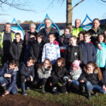 Les élèves de l'école Notre Dame de Kérinec de Poullan-sur-Mer plantent des arbres pour améliorer la qualité de l’eau.