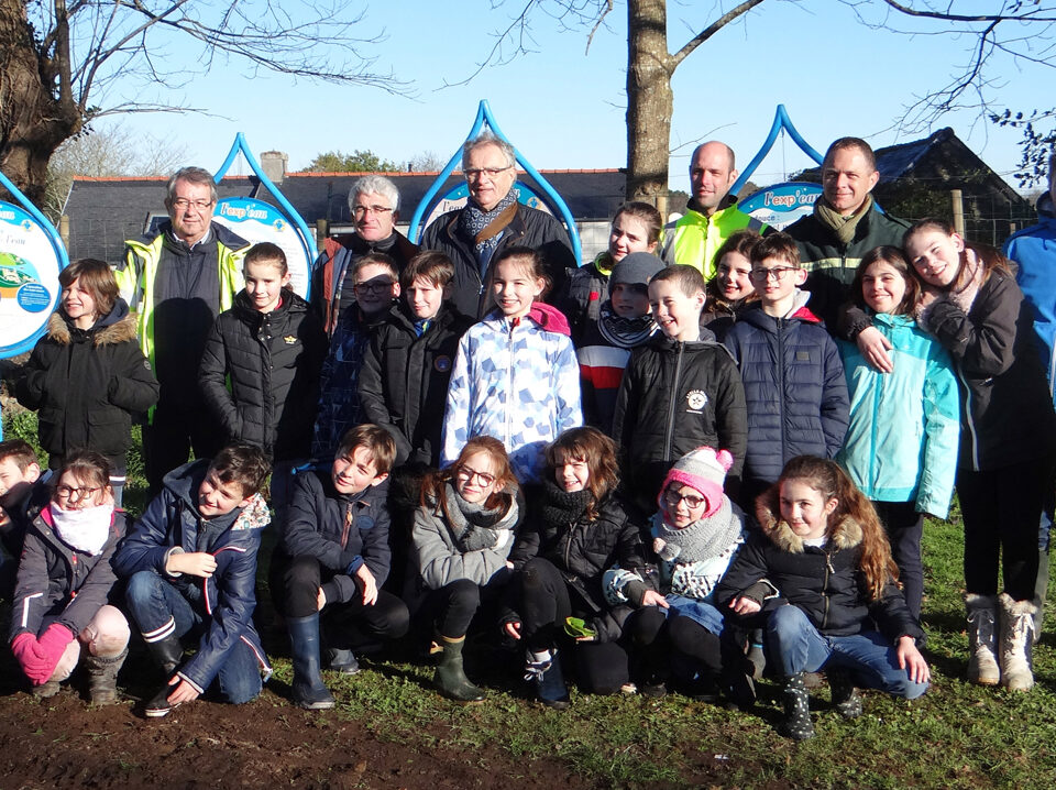 Les élèves de l'école Notre Dame de Kérinec de Poullan-sur-Mer plantent des arbres pour améliorer la qualité de l’eau.